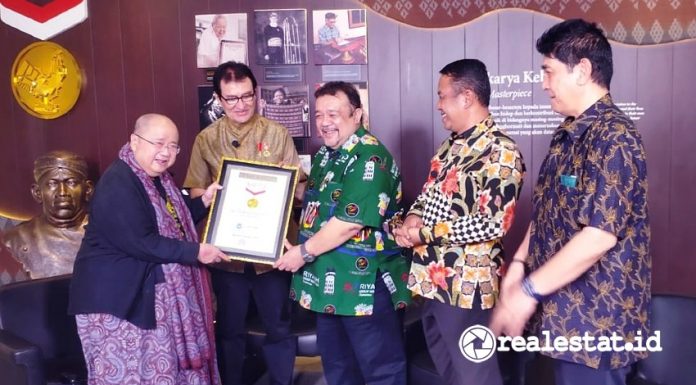 Jaya Suprana handed over the MURI award to
President Director of Riyadh Group Indonesia, Bally Saputra Datuk Janosati and President Director of PT Grand Mangku Putra (GMP), Tubagus Iman Ariyadi.