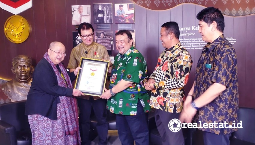 Jaya Suprana handed over the MURI award to
President Director of Riyadh Group Indonesia, Bally Saputra Datuk Janosati and President Director of PT Grand Mangku Putra (GMP), Tubagus Iman Ariyadi.