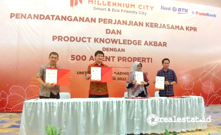 Jason Tan, Direktur Millennium City (kedua dari kiri) saat menandatangani kerja sama dengan bank pengucur KPR bagi konsumen Millennium City, Jumat, 10 Juni 2022 (Foto: realestat.id)