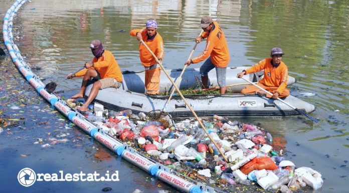 Yayasan Wings Peduli dan Pemkot Surabaya Pasang Trash Boom di Lima Titik realestat.id dok