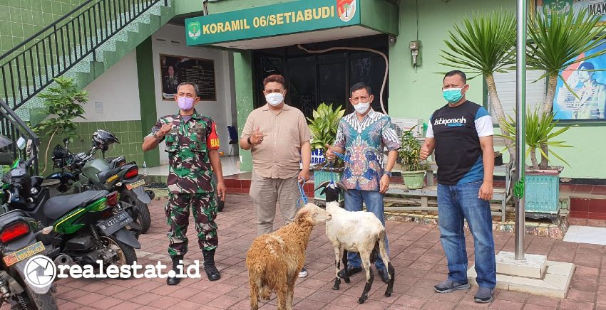 ITC Group melalui Mall Ambassador dan ITC Kuningan menyerahkan bantuan hewan kurban kepada Komando Rayon Militer (Koramil) wilayah Jakarta Selatan.