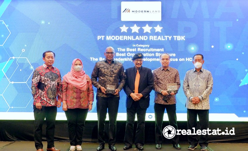 Vice President Director PT Modernland Realty Tbk,
Dharma Mitra Sigamani (ketiga dari kiri) saat menerima penghargaan
HCREA 2022. (Foto: Dok. Modernland Realty)