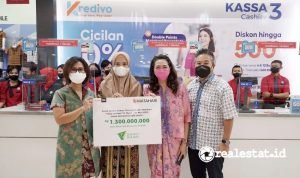 Serah Terima Donasi Pelanggan Matahari Dompet Dhuafa realestat.id dok