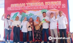 Hengky Esa Putra, Direktur Operasional Arrayan Group (ketiga dari kanan) menyerahkan kunci kepada perwakilan konsumen Grand Cikarang City 2, Ahad, 28 Agustus 2022.