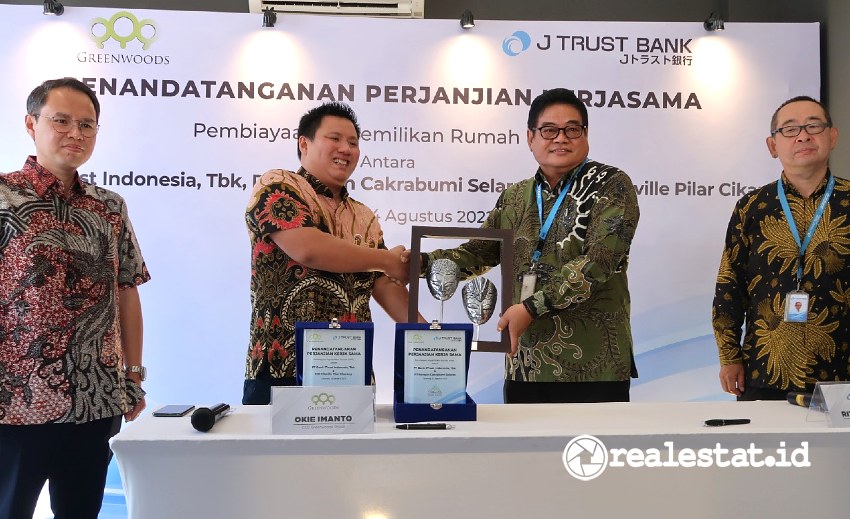 Penandatanganan dilakukan oleh Direktur Utama J Trust Bank, Ritsuo Fukadai bersama Direktur J Trust Bank, R. Djoko Prayitno dan CEO Greendwoods Group, Okie Imanto Wijaya serta Direktur Greenwoods Group, Michael Sugiharto. (Foto: istimewa)