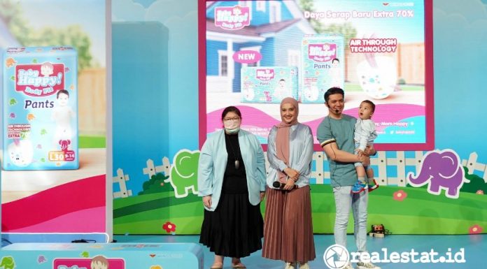 Dari kiri ke kanan: Julie Widyawati, Marketing Manager Baby Happy Diaper; Zaskia Sungkar bersama Irwansyah pada rangkaian kegiatan “Baby Happy, Keluarga Happy” yang hadir di Mall Kota Kasablanka (Foto: istimewa).