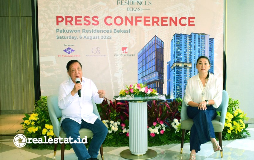 Alexander Stefanus Ridwan, Presiden Direktur Pakuwon Group (kiri) dan Ivy Wong Direktur Pakuwon Group saat konferensi pers Pakuwon Residences Bekasi, Sabtu, 6 Agustus 2022 (Foto: istimewa)