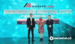 Lusia Widyastuti, HR Industrial Estate Dept. Head PT Modern Industrial Estat
(tengah) saat menerima penghargaan Properti Indonesia Award 2022. (Foto: istimewa)