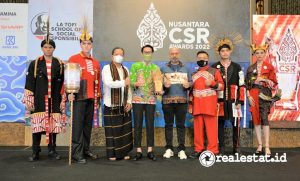 Perwakilan PT Sharp Electronics Indonesia (SEID) menerima penghargaan di acara CSR Nusantara Awards 2022. (Foto: istimewa)