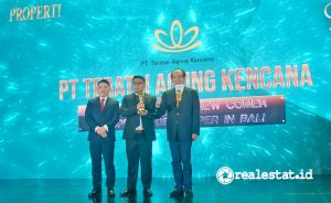 Direktur PT Teratai Agung Kencana (Teratai Group), I Gede
Arya Wijaya (tengah) saat menerima penghargaan Properti Indonesia Award
2022 untuk Kategori: Rising Star Developer.
(Foto: istimewa)