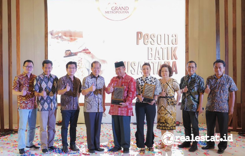 Jajaran manajemen PT Metropolitan Land Tbk saat pembukaan Pesona Batik Nusantara di Grand Metropolitan Bekasi, Sabtu, 1 Oktober 2022. (Foto: istimewa)