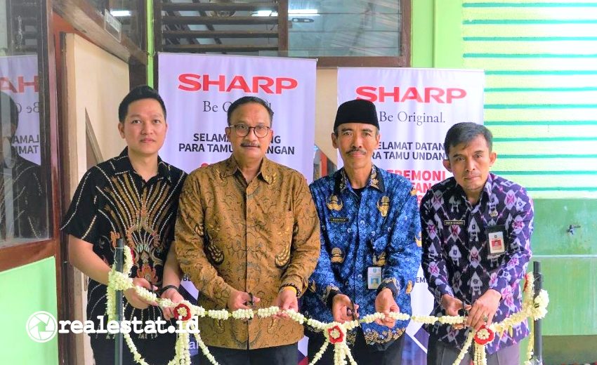  Kiri ke kanan:  Jerry Liman, Branch Manager Sharp Kediri;  Ronald R Huawee, GM Customer Satisfaction PT Sharp Electronics Indonesia; Sugiyadi, Kepala Sekolah SMKN 1 Blitar; dan Hakim Sisworo, Kepala, Disperinda Blitar. (Foto: istimewa) 