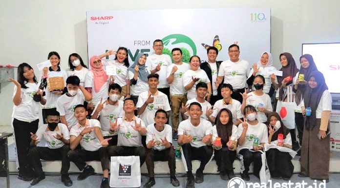 Para pemenang acara Sharp Ecobition Workshop di SMAN 4 Medan beserta jajaran guru SMAN 4 Medan dan perwakilan dari Sharp Indonesia. (Foto: istimewa)