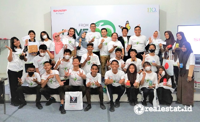 Para pemenang acara Sharp Ecobition Workshop di SMAN 4 Medan beserta jajaran guru SMAN 4 Medan dan perwakilan dari Sharp Indonesia. (Foto: istimewa)