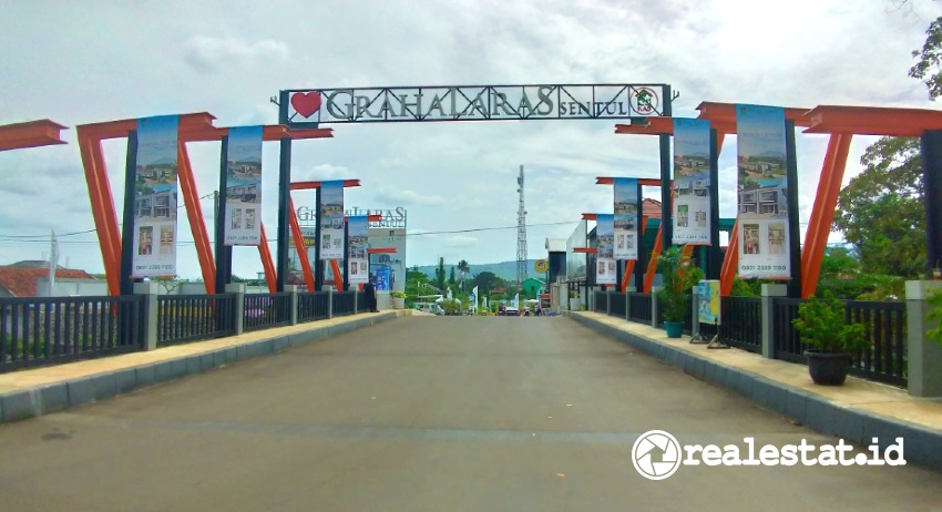 Gerbang Jembatan Graha Laras Sentul Raya Bogor realestat.id dok