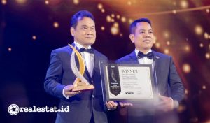 Nitik Hening, Direktur PT Metropolitan Land Tbk (kiri) menerima penghargaan PropertyGuru Asia Property Awards 2022 di Bangkok, Thailand, 9 Desember 2022. (Foto: istimewa)