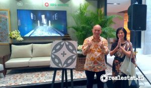 Choong Ee Ren, CEO Niro Granite Indonesia dan Widiyana Sudirman 
CEO Iwan Tirta Private Collection saat memperkenalkan Nuswapada Collection, Kamis, 1 Desember 2022. (Foto: realestat.id)