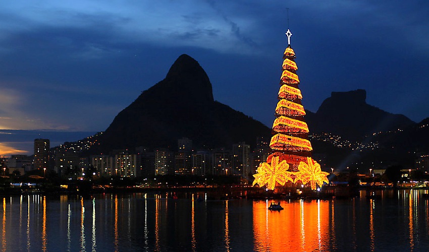 Pohon Natal Tertinggi Terapung di Dunia Rio de Janeiro realestat.id dok