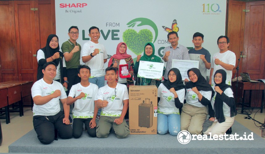 Perwakilan Sharp Indonesia memberikan bantuan kepada SMAN 12 Bandung berupa perlengkapan alat kebersihan yang diterima pihak kepala sekolah dan para siswa. (Foto: istimewa) 
