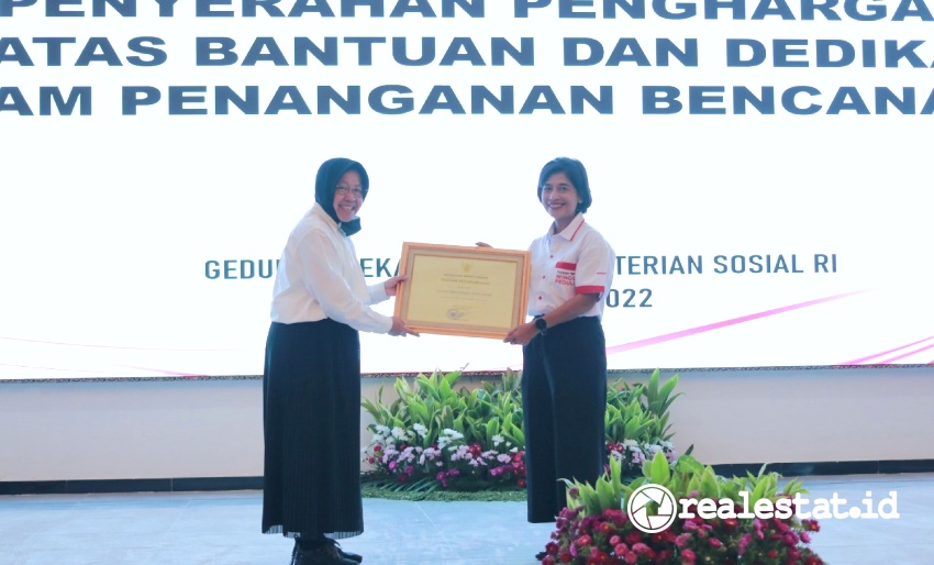 Serah terima penghargaan dari Menteri Sosial RI, Tri Rismaharini, untuk Yayasan Wings Peduli, yang diwakili oleh Meriam Katombo, atas bantuan dan dedikasi untuk penanganan bencana Cianjur. (Foto: istimewa) 