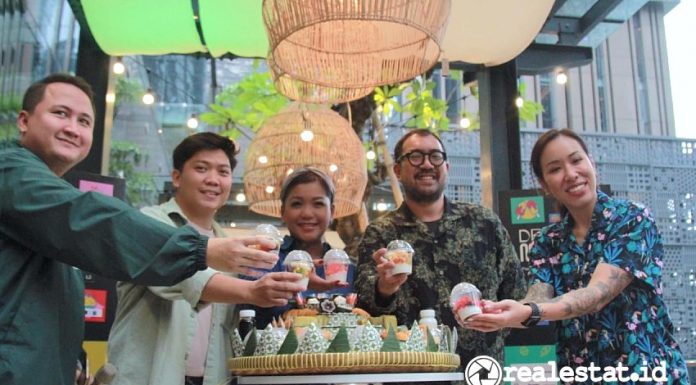 Dari kiri ke kanan: Kevindra Soemantri (Co-founder Jakarta Dessert Week), Leonardo (Center Experience Head Astha District 8), Ermey Trisniarty (Co-founder Celap Celup), Primo Rizky, dan Talita Setyadi (Co founder Jakarta Dessert Week)