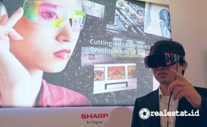 Produk VR yang diperkenalkan oleh Sharp sedang dicoba oleh pengunjung.