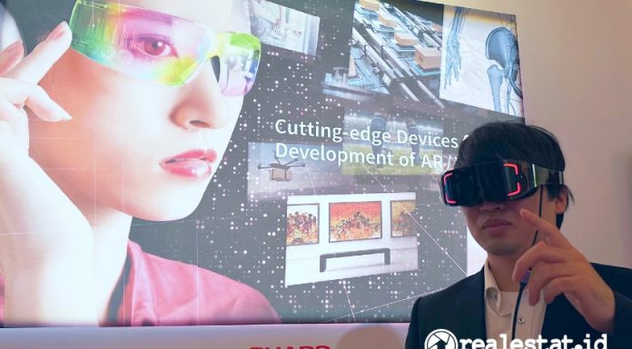Produk VR yang diperkenalkan oleh Sharp sedang dicoba oleh pengunjung.