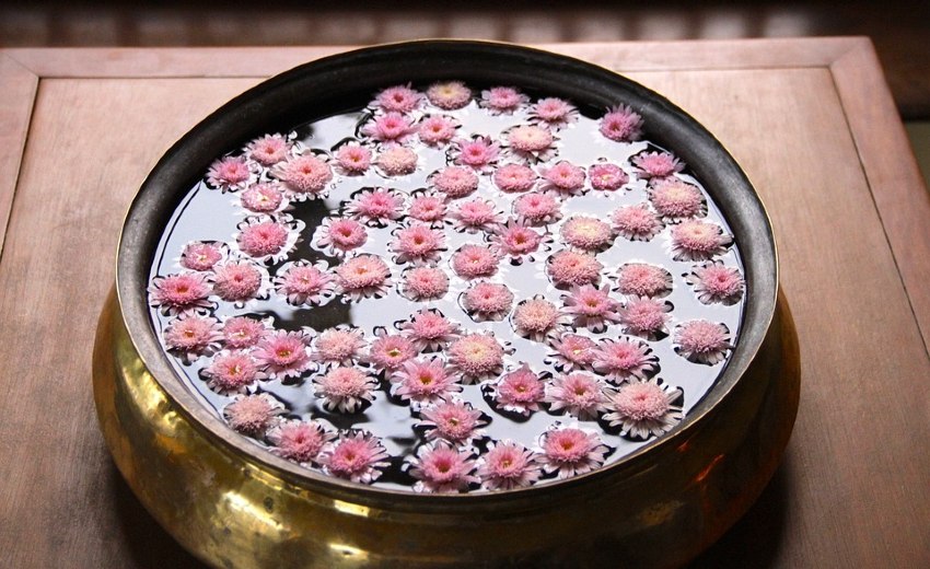 jambangan mangkok berisi bunga cisoak feng shui tahun kelinci air 2023 realestat.id dok
