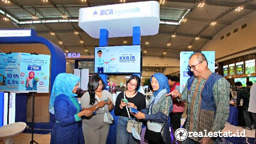 
Presiden Direktur BCA Syariah, Yuli Melati Suryaningrum dan Direktur BCA Syariah Pranata menjelaskan produk perbankan kepada pengunjung BCA Expoversary 2023 di ICE BSD Tangerang, Banten. (Sumber: dok. BCA Syariah)