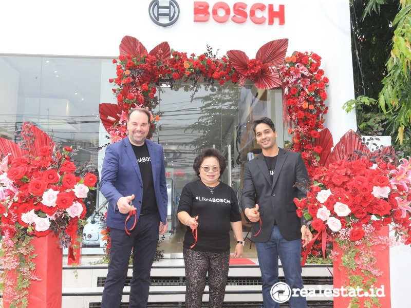 Martin A. Jäger, Chief Executive Officer & Head of ASEAN Bosch Home Appliances (kiri), Margaretha Enggawati Yasin, Owner PT. SICO selaku Sales Partner Bosch di Indonesia (tengah), dan Anil Narula, President Director Bosch Home Appliances di Indonesia (kanan), dalam pembukaan Bosch Home Experience Center, Jakarta (8/02). 
