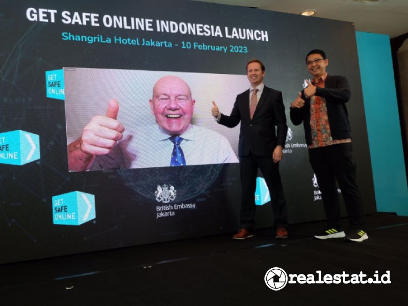 Tony Neat, CEO Get Safe Online bersama Wakil Duta Besar Inggris untuk Indonesia Matthew Downing dan Kombes Polisi Muhammad Nuh Al- Azhar, Chief of Quality Management and Senior Digital Forensic Analyst.