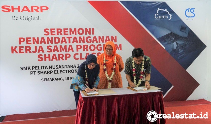 Penandatanganan kerjasama antara Sharp Indonesia dan SMK Pelita Nusantara 2 disaksikan oleh Pengawas Pembina SMK Provinsi Jawa Tengah.