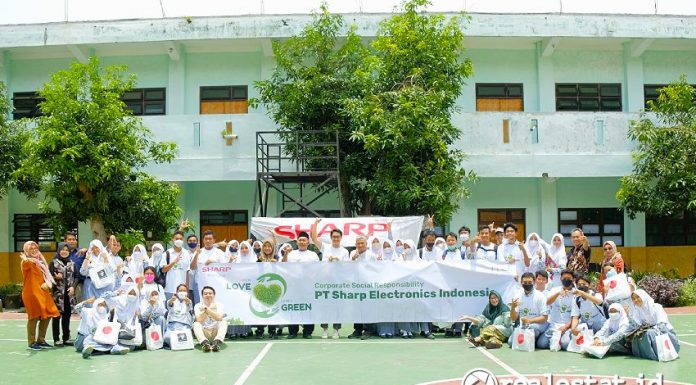 Sharp-Indonesia-Eco-Bition-Workshop-SMAN-13-Surabaya-realestat.id-dok2