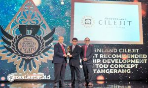 Jemmy Andreas Persang, Marketing & Sales General Manager Modernland Cilejit
(tengah) saat menerima trophy penghargaan Indonesia Property & Bank Award (IPBA) XVI. (Foto: istimewa)