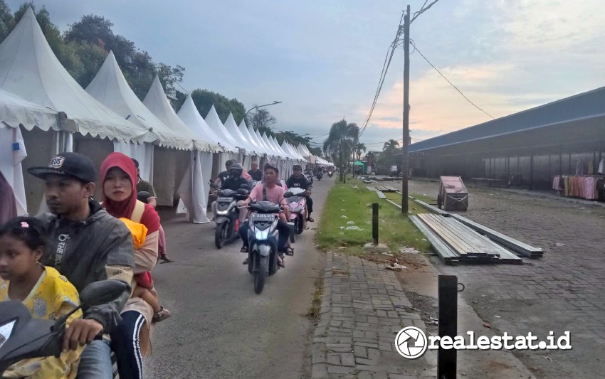 Tenda-tenda pedagang musiman di jalan bulevar Perumahan Mutiara Garuda Tangerang mempersulit aktivitas warga. (Foto: istimewa) 