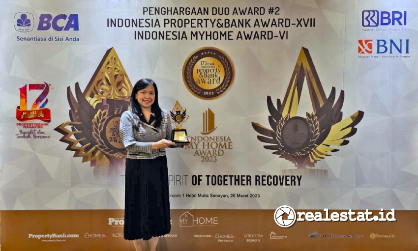 Laurencia Evilyn (Corporate Head of Sales & Marketing Sinar Mas Land) menerima  penghargaan "The Best Property Developer" versi Indonesia Property&Bank Awards (IPBA) XVII tahun 2023. Di ajang ini, Sinar Mas Land juga meraih "The Best in Marketing Strategy and Innovation". (Foto: istimewa)
