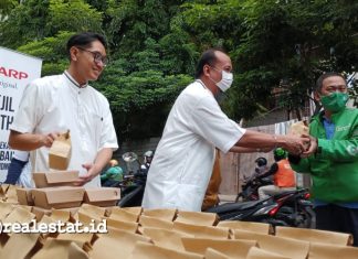 Sharp Bersedekah Rumah Kebaikan Takjil Drive thru realestat.id dok