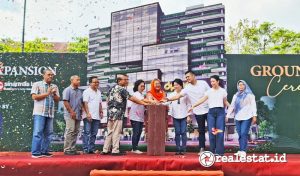 Dari kiri ke kanan:
Tatok Herijanto (Perwakilan PT Bauer), Harry Ramaputra (CEO Project Support Services Sinar Mas Land), Monik William (Deputy Group CEO Sinar Mas Land), Hevearita G. Rahayu (Wali Kota Semarang), Lie Jani Harjanto (Group CFO Sinar Mas Land), dan Fariyanto Nickholas Sonda (CEO Retail and Hospitality Sinar Mas Land) secara simbolis dalam acara seremoni groundbreaking DP Mall Expansion pada Ahad (7/5/2023) di Semarang, Jawa Tengah. (Foto: istimewa)
