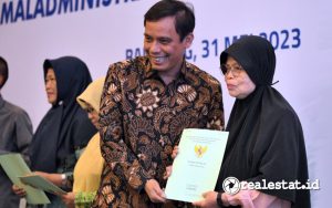 Nixon LP Napitupulu, Direktur Utama Bank BTN menyerahkan sertifikat kepada nasabah (Foto: istimewa)