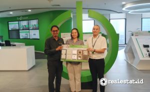Dari kiri ke kanan: Sanny Tjhin, Digital Energy Solution Sales, Schneider Electric Indonesia; Meity Daniel, Head of Global Marketing, Schneider Electric Indonesia; dan Hery Saputra, Building Business Vice President Schneider Electric Indonesia and Timor Leste saat kunjungan awak media di kantor Schneider Electric Indonesia.  
(Foto: realestat.id)