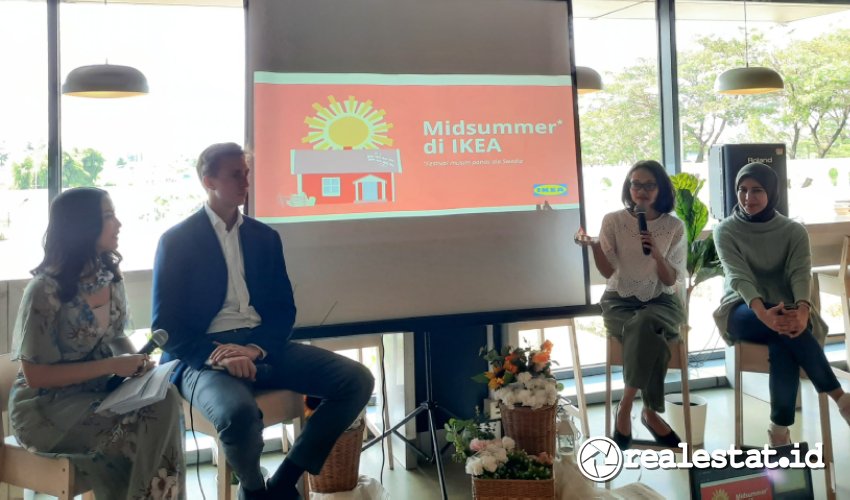 Ririn Basuki, PR & Communication Manager IKEA Indonesia saat menerangkan perayaan festival Midsummer, Selasa (20/06/2023). Dalam festival musim panas ini, toko IKEA akan mengadakan berbagai aktivitas untuk konsumen. (Foto: RealEstat.id/Adhitya Putra).