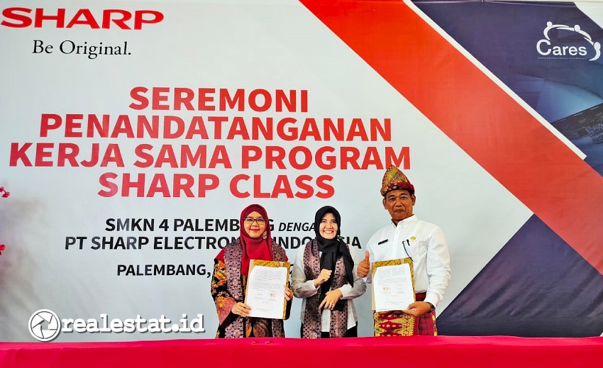 Perwakilan Sharp Indonesia dan perwakilan SMKN 4 Palembang menunjukan perjanjian yang telah ditanda tangani kedua belah pihak. (Foto: istimewa)