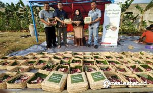 Dalam upaya pelestarian lingkungan, pendistribusian daging kurban ini menggunakan besek bambu. Inisiatif ini merupakan bagian dari program ‘Kurban Berkah Tanpa Sampah Plastik’ yang dilaksanakan oleh perusahaan. (Foto: istimewa)