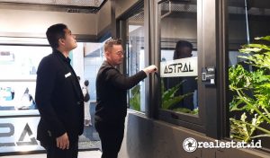 Johanes, CEO Allure Industries mengenalkan salah satu dari empat produk baru Astral Alumunium di pameran IndoBuildTech 2023, Rabu (05/07) di ICE BSD, Tangerang. (Foto: RealEstat.id / Adhitya Putra)