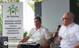 Budi Santoso, Direktur Operasi Pengerahan BP Tapera (kanan) dan Rio Sanggau, Direktur Kepesertaan BP Tapera, saat memberi penjelasan kepada awak media, Kamis, 27 Juli 2023. (Foto: realestat.id) 