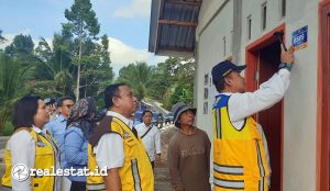Dirjen Perumahan, Kementerian PUPR, Iwan Suprijanto memasang peneng progtam BSPS di NTB. (Foto: Dok. Kementerian PUPR) 