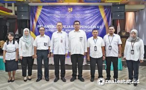 Direktur Jenderal Perumahan Kementerian Pekerjaan Umum dan Perumahan Rakyat, Iwan Suprijanto (keempat dari kiri) usai melantik sejumlah Pejabat Pengawas di lingkungan Dirjen Perumahan, Selasa, 18 Juli 2023. (Foto: Dok. Kementerian PUPR)