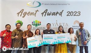Andre Utama, Deputy Director Sales & Marketing Divisi Residensial PT JSI (paling kiri); Fred Perry Martono, Direktur PT JSI (kedua dari kiri); Anton Goenawan Direktur PT JSI (ketiga dari kiri); dan Masaaki Tajima, Advisor PT JSI (paling kanan); berfoto bersama para pemenang Agent Award 2023 di Jakarta, Kamis, 6 Juli 2023. (Foto: istimewa)
