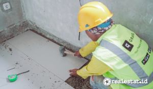 Saat keramik bergelombang, lantai jadi sangat rentan pecah dan berbahaya bagi penghuni, sehingga perlu diperbaiki. (Sumber: Gravel)
