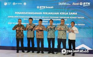 Dari kiri ke kanan: Komisioner BP Tapera, Adi Setianto; Komisaris Utama Bank BTN, Chandra Hamzah; Menteri Koordinator Bidang Pembangunan Manusia dan Kebudayan Indonesia yang juga Ketua PP Muhammadiyah, Muhadjir Effendy; Direktur Utama Bank BTN, Nixon LP Napitupulu; Ketua Majelis Ekonomi, Bisnis, dan Pariwisata (MEBP) PP Muhammadiyah Arif Budimanta; dan Direktur Pelaksanaan Pembiayaan Perumahan Kementerian PUPR, R Haryo Bekti Martoyoedo di sela penandatanganan perjanjian kerja sama, Selasa, 25 Juli 2023. (Foto: realestat.id)